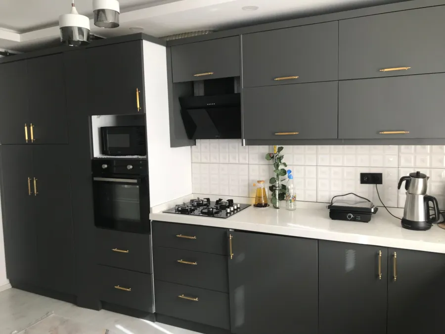 Antrasit kapaklı, pirinç kulplu özel ölçü mutfak dolabı